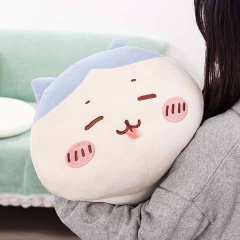 ちいかわ」の新商品「マシュマロみたいな寝そべり抱きぬいぐるみ」と