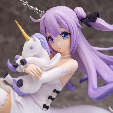 アズールレーン」より、水面にふわりと浮いた軽空母「ユニコーン」を