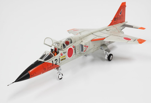 プラッツ、空自の練習機「T-2 前期型」をパイロットフィギュア付き