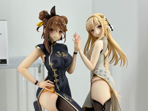 魅惑の太もも”が見えるドレス！ フィギュア「ライザ&クラウディア