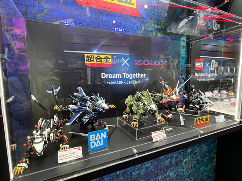 ゾイド」から「超合金 ライガーゼロ」が専用チェンジングアーマー装備