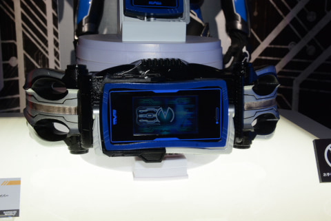 画面デザインやタッチパネルなどスマホらしさを追求した、「仮面