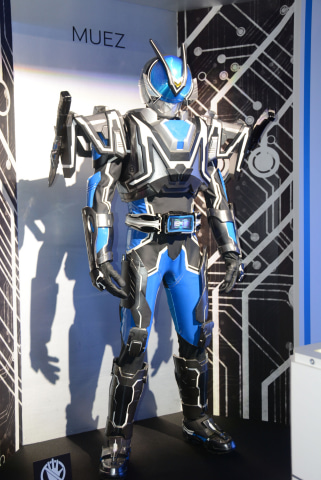 画面デザインやタッチパネルなどスマホらしさを追求した、「仮面