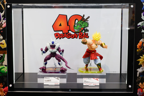 最終回の扉絵をモチーフにした壁掛けフィギュアも世界初公開！「DRAGON