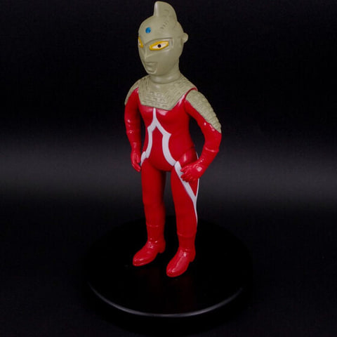 ウルトラセブン」に登場するウルトラセブンや怪獣たちが昭和レトロ