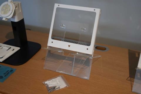 壁に掛けるアレクサ。アマゾン「Echo Show 15」と日本の壁掛け