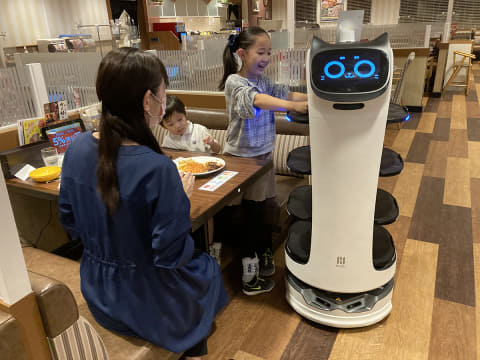ガストの「猫ロボット」成功のワケ わずか1年半で3000店導入 - Impress