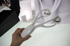 ルルド、EMS搭載のローラーで顔全体を深くはさみ込む「フェイスメイク