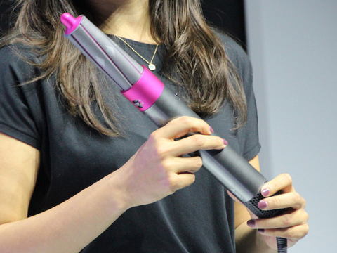 19時更新】ダイソン初のヘアスタイラー、コアンダ効果で髪が自動的に