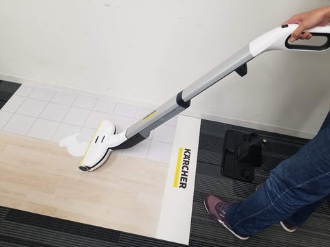 ケルヒャー、汚水を広げずに回収できる水拭きスティッククリーナー