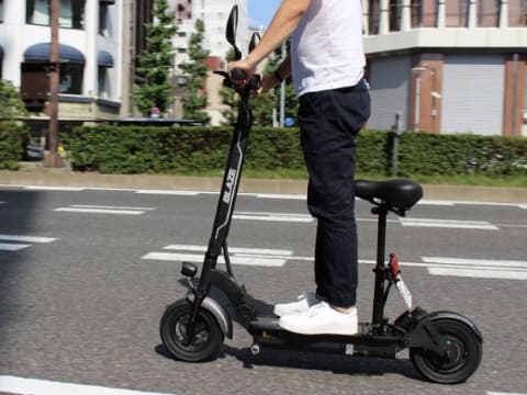 公道走行可能、立ち乗りもできる折りたたみ電動スクーター - 家電 Watch