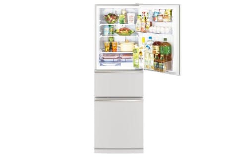 広い天板で“ちょい置き”しやすい三菱の冷蔵庫。レンジの前にも食器が