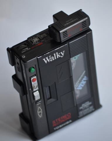 思い出家電】東芝のポータブルカセットプレーヤー「Walky KT-RS1