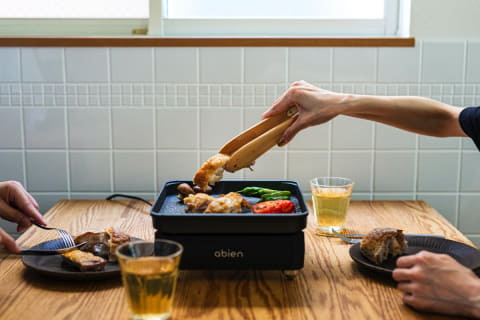 人気の極薄ホットプレート「マジックグリル」に小型サイズ。汁気のある