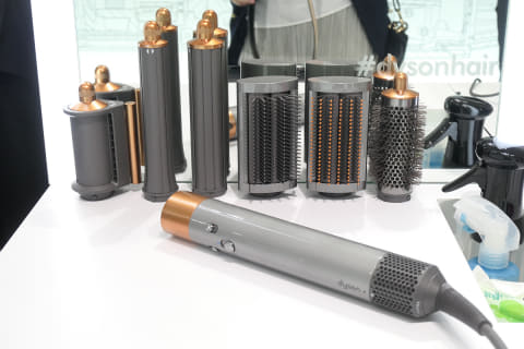 ダイソン、圧倒的に使いやすくなった新ヘアスタイラー - 家電 Watch