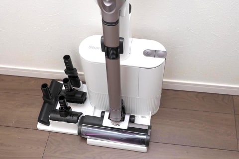 掃除後に自動でゴミ収集、シャークが“ラク”を追求したスティック掃除機