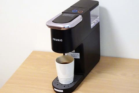 使って満足KEURIGのコーヒーメーカー 置き場所スリムで人気店の味を