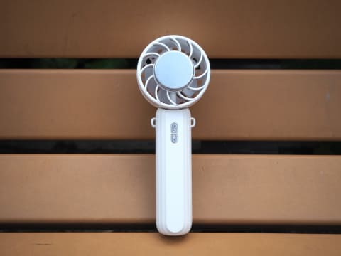 ニトリのハンディファン、風だけじゃなく冷却プレートも気持ちいい