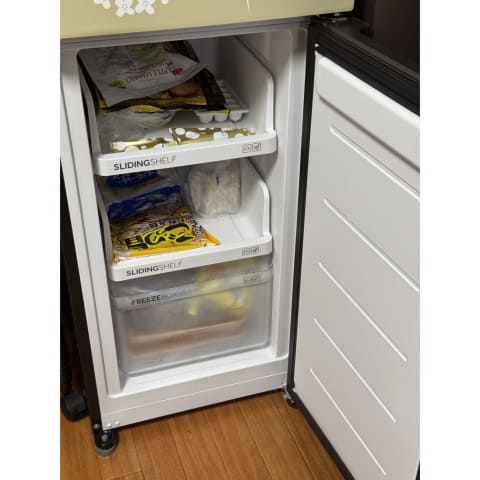 スリムなセカンド冷蔵庫が日本酒の備蓄に活躍! 着せ替えてリビングにも