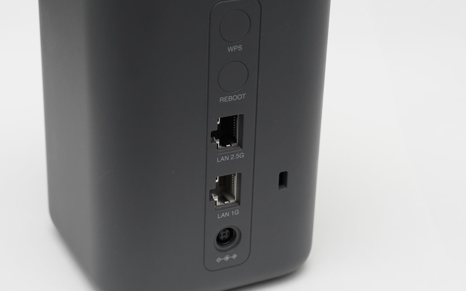 ドコモ「home 5G」専用の新ルーター「HR02」を試す、先代モデルとの