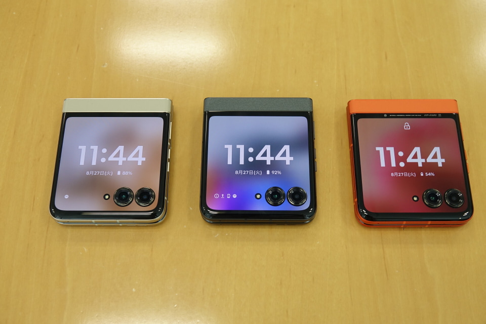 ソフトバンクから縦折りフォルダブルスマホ「motorola razr 50s」27日