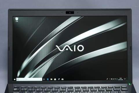 Hothotレビュー】第8世代Core i搭載で“ブラック”にこだわった13.3型