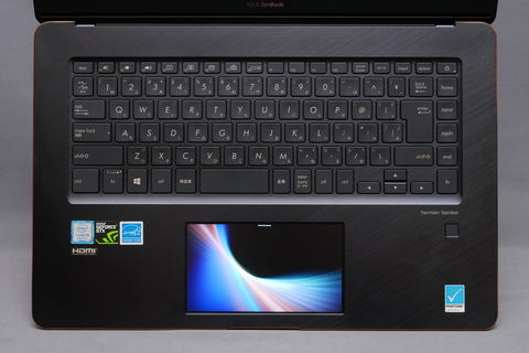 Hothotレビュー】フルHD液晶タッチパッドが異彩を放つクリエイター向け