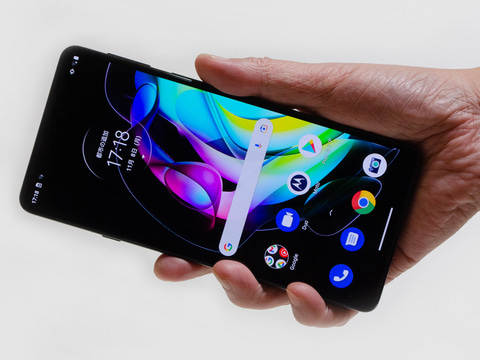 西川和久の不定期コラム】5万円台の6.7型OLED搭載5Gスマホ!「motorola