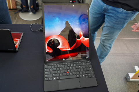 Lenovo、折りたたみ型「ThinkPad X1 Fold」をIFAで公開。大型化