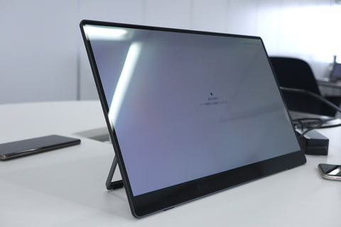 リコー、タッチやバッテリ搭載でMiracast投映できる有機ELモバイル