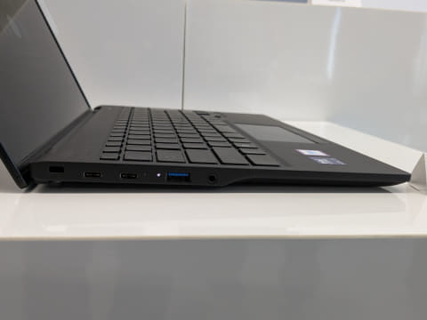 富士通、14型で遂に634gを達成した世界最軽量ノート「FMV Zero」など