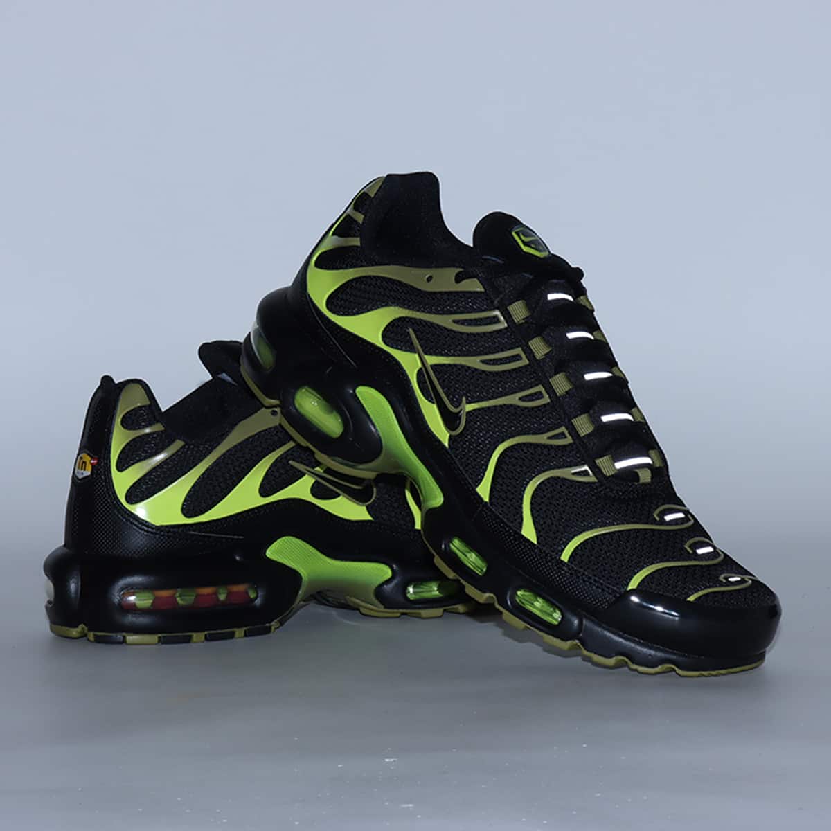NIKE AIR MAX PLUS BLACK/BLACK-CYBER-PACIFIC MOSS （ナイキ エア