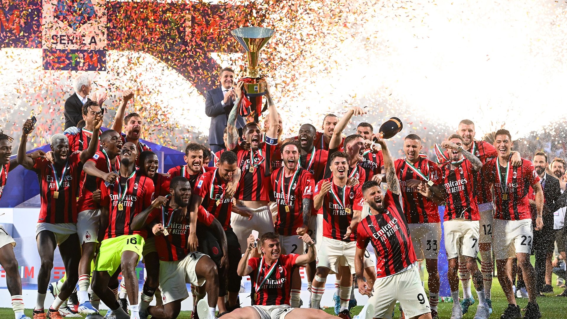 ミランが11年ぶり19度目のセリエA制覇！ 歓喜のスクデット戴冠 | Goal
