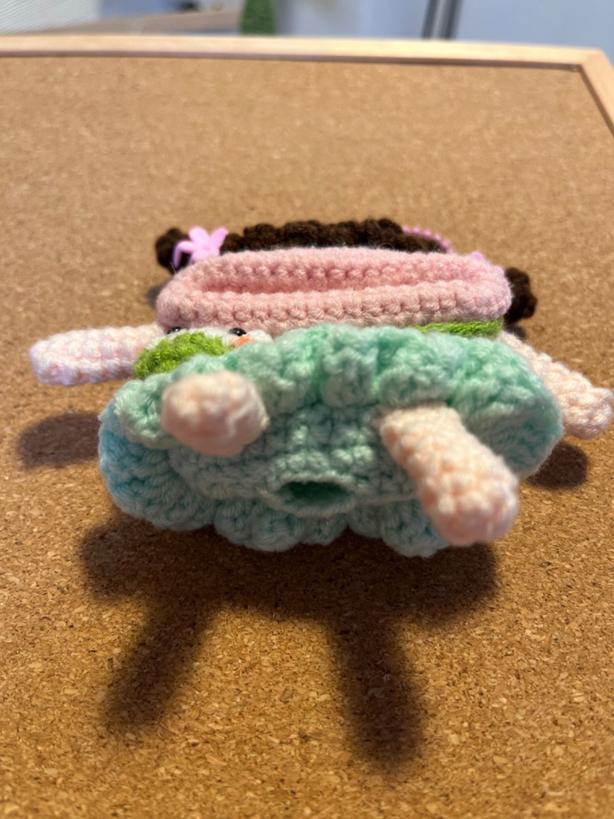 可愛いパクパクモンスター 編み物 airpods ケース 、飾りなど - メルカリ