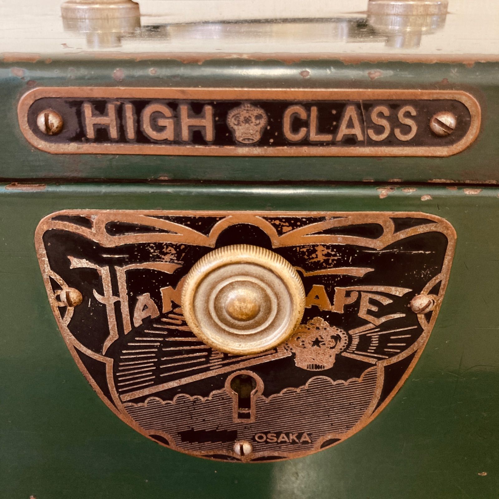 昭和レトロな中型金庫（グリーン色／高45、幅31、奥28㌢／重約