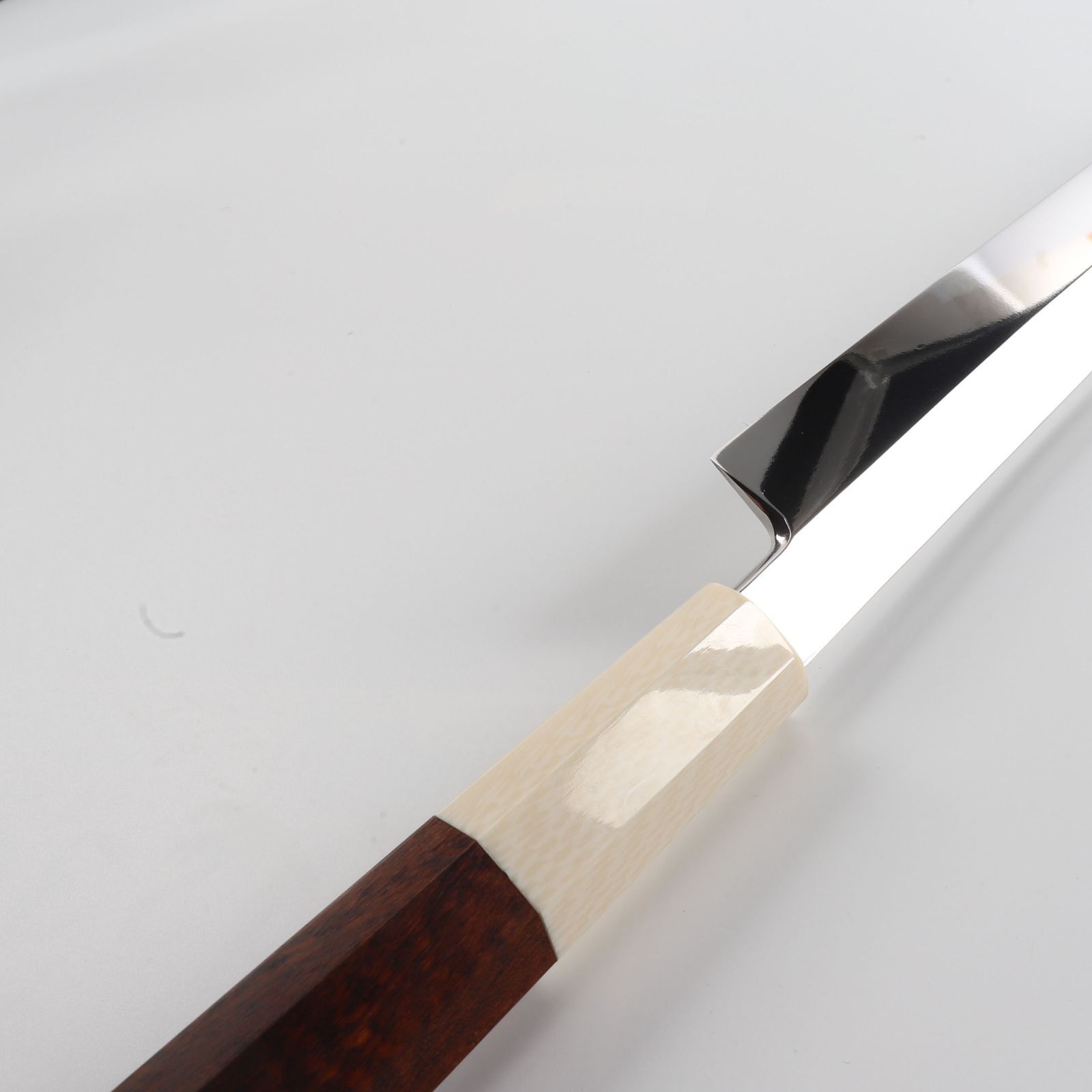 マグロ包丁 刃渡700mm 本刃付け 通常鏡面仕上げ 八角柄 花梨鞘付き