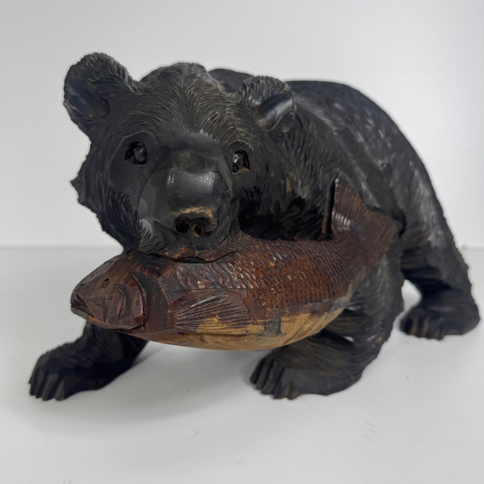 北海道伝統工芸 木彫りの熊 鮭くわえ彫刻 作家銘あり 彫刻アート 置物