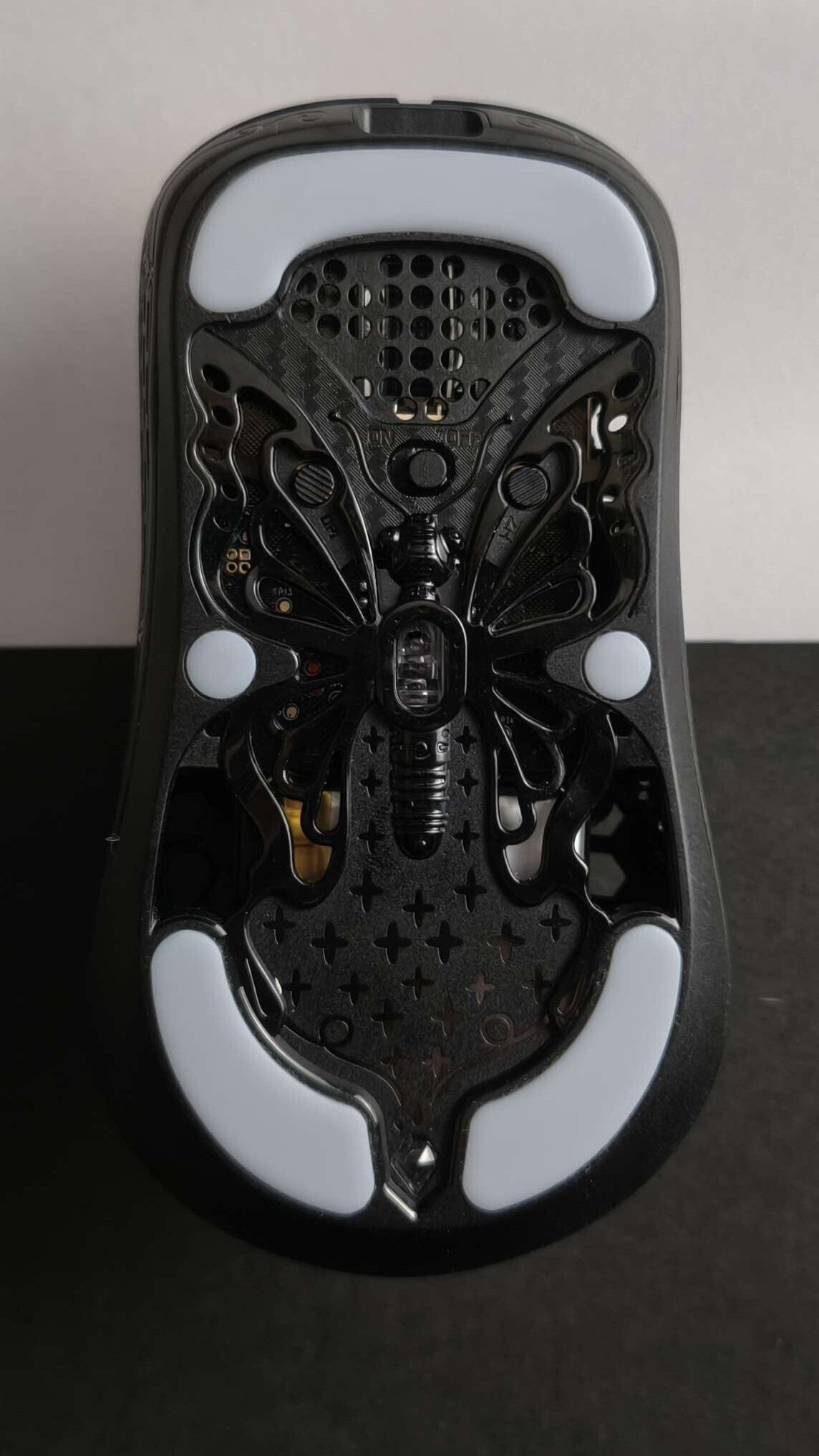 レビュー】UNIUS BLACK LOTUS CARBON 8K｜蝶模様が施された最高級