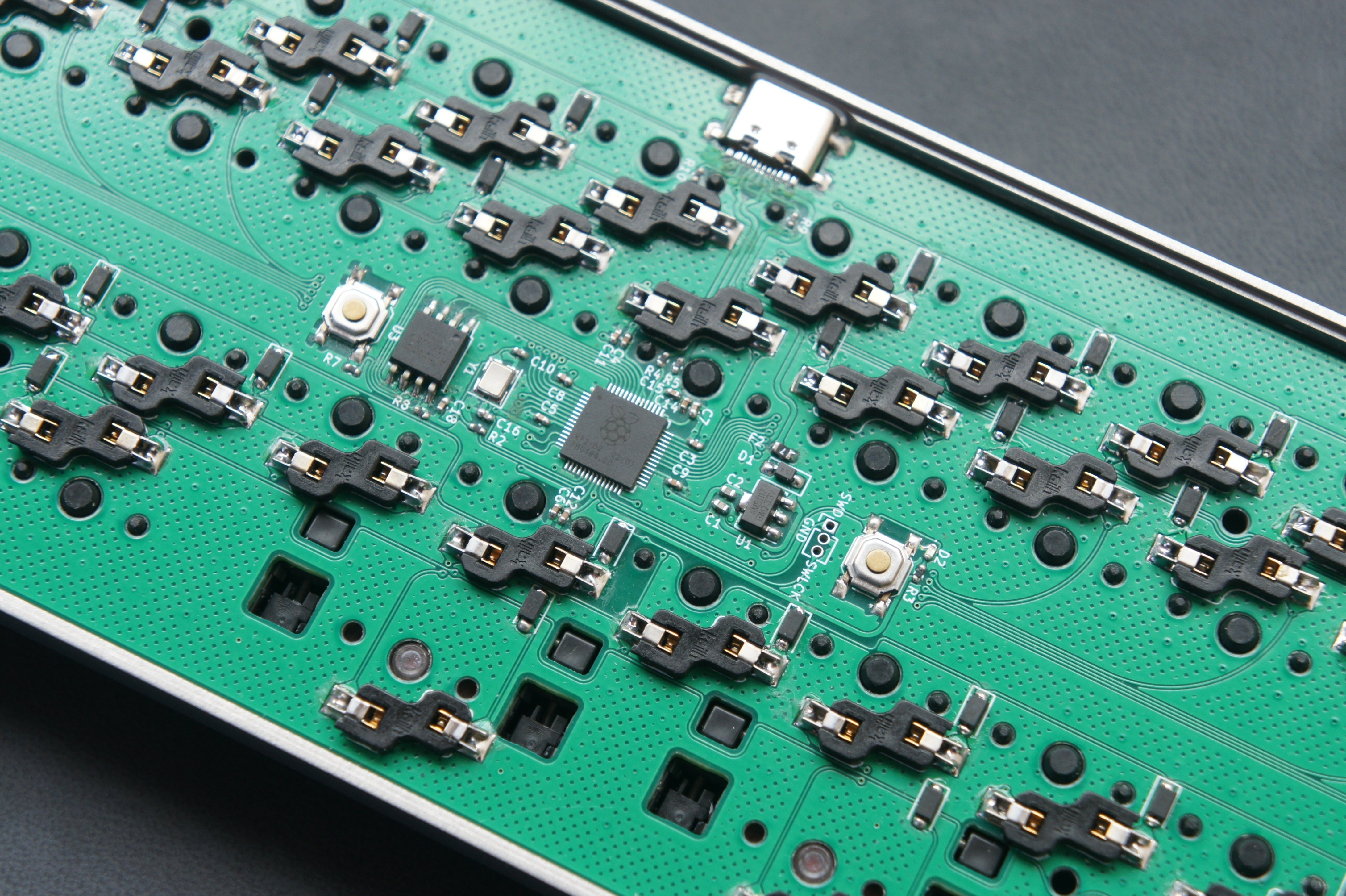 ロープロファイルでロウスタッガードな狭ピッチキーボードを作った