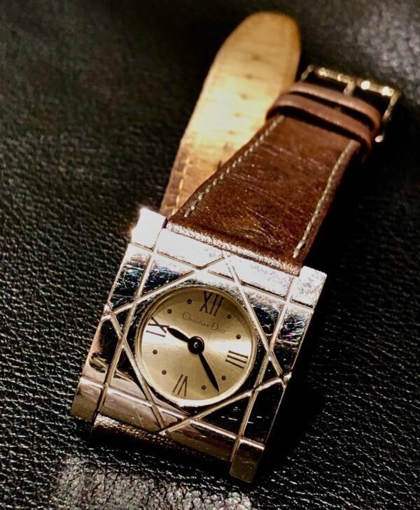 ディオールの電池交換の値段は？どこでできる？自分でもできる？｜はら