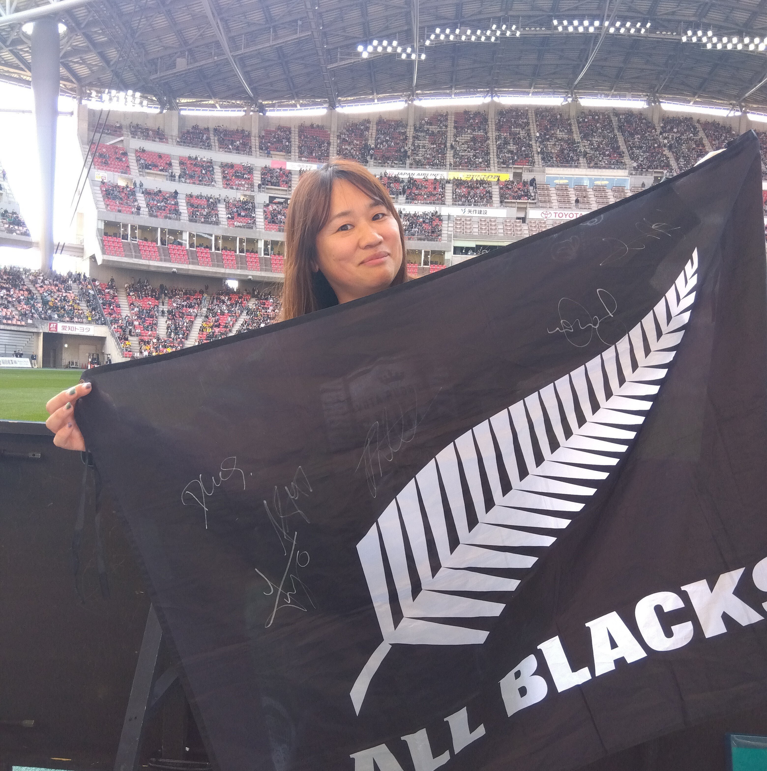 ニュージーランドの「マハラジャ」から託された旗にサインを集める旅