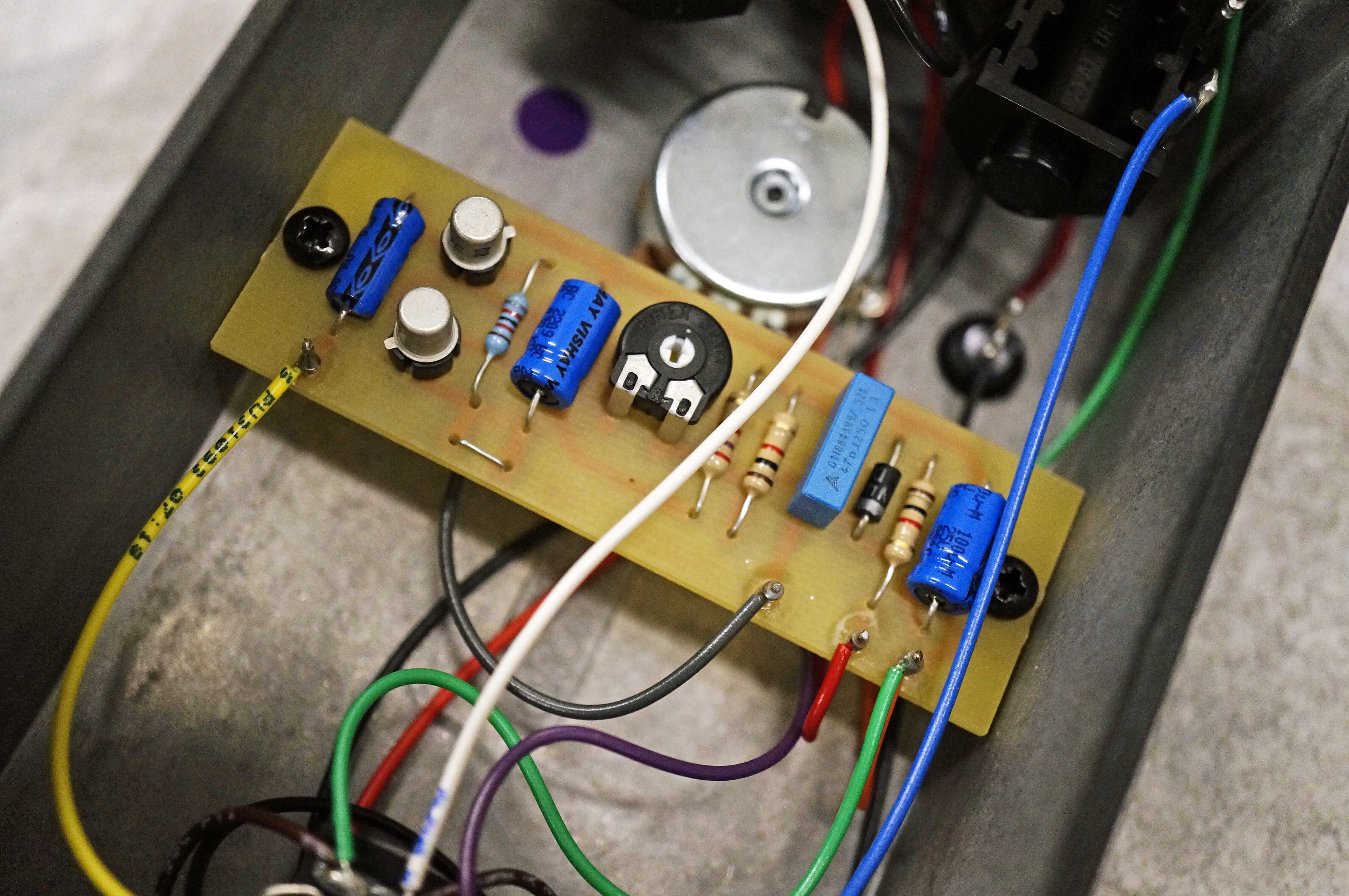 あのD*A*M Meatheadを受け継ぐ1ノブ極上ファズ！Emanating Fist