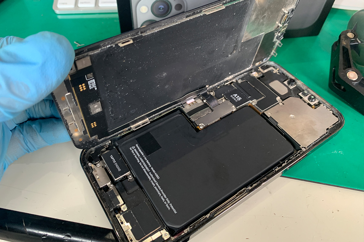 iPhone 13 Pro ディスプレイ画面割れ交換修理 33,000円 | APPLEMAC三宮