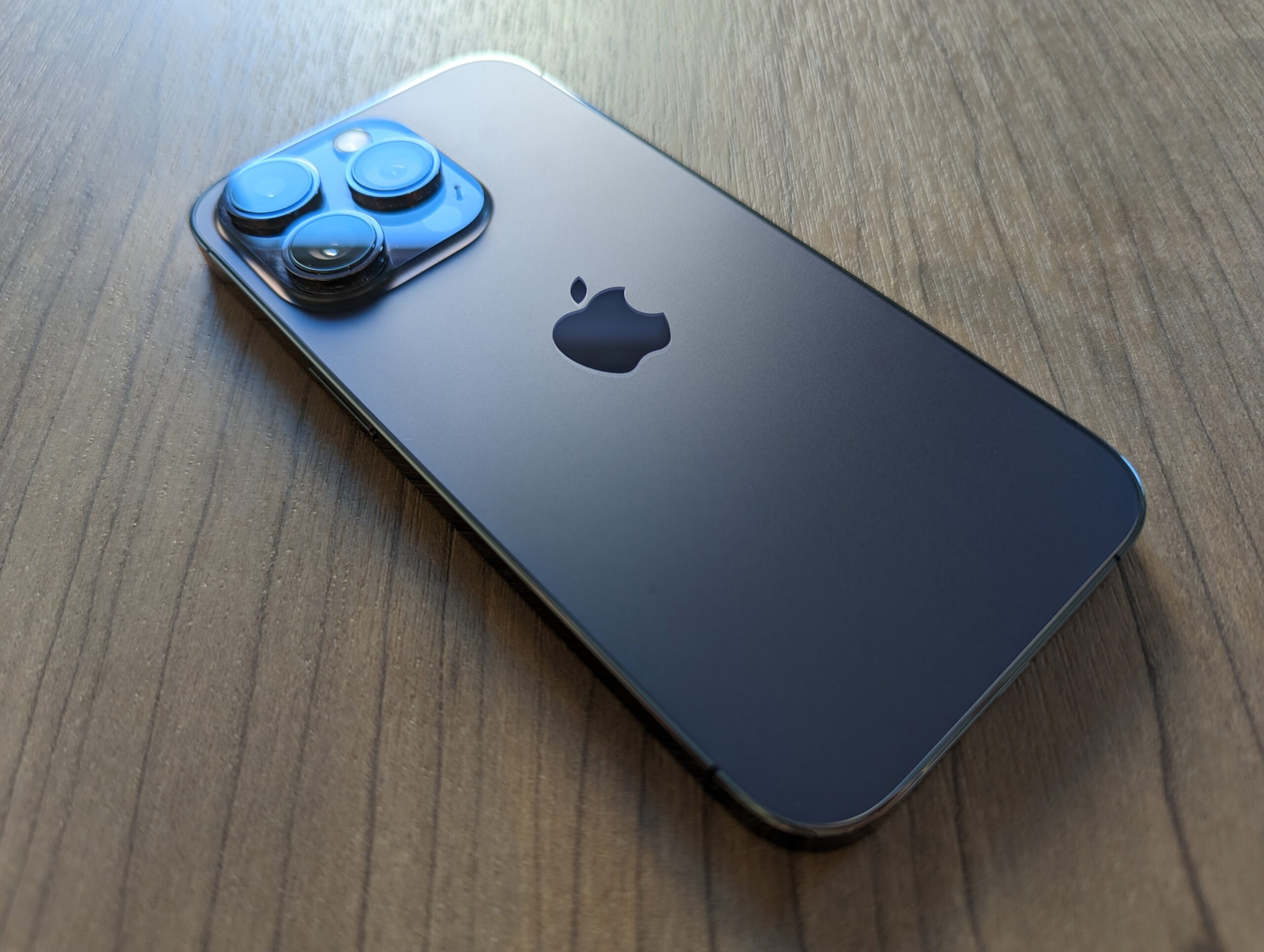 iPhone 14 Pro/Pro Maxのディープパープルの色味は？【紫色の質感を