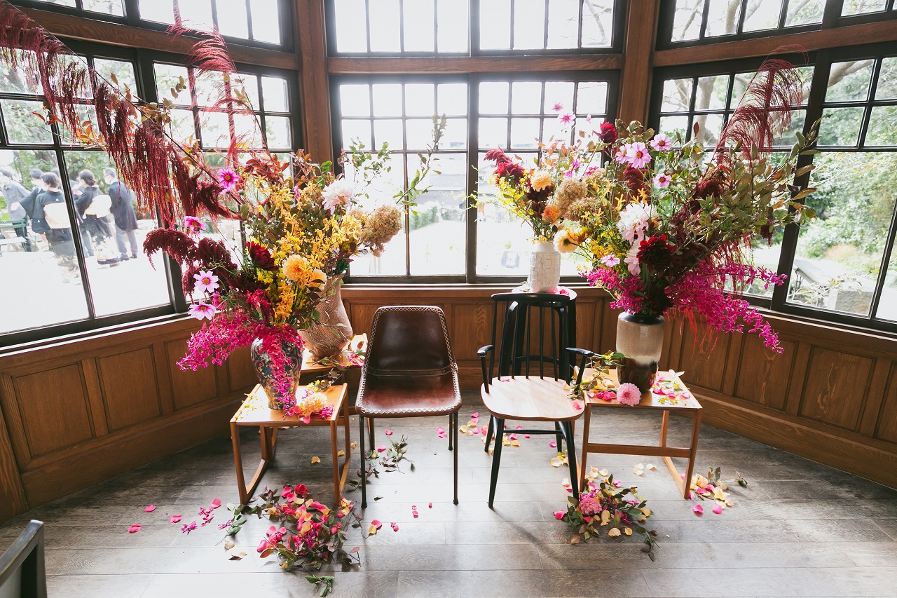 カラフルでハッピーな空間に。ビビッドなマルチカラー装花のポイント6