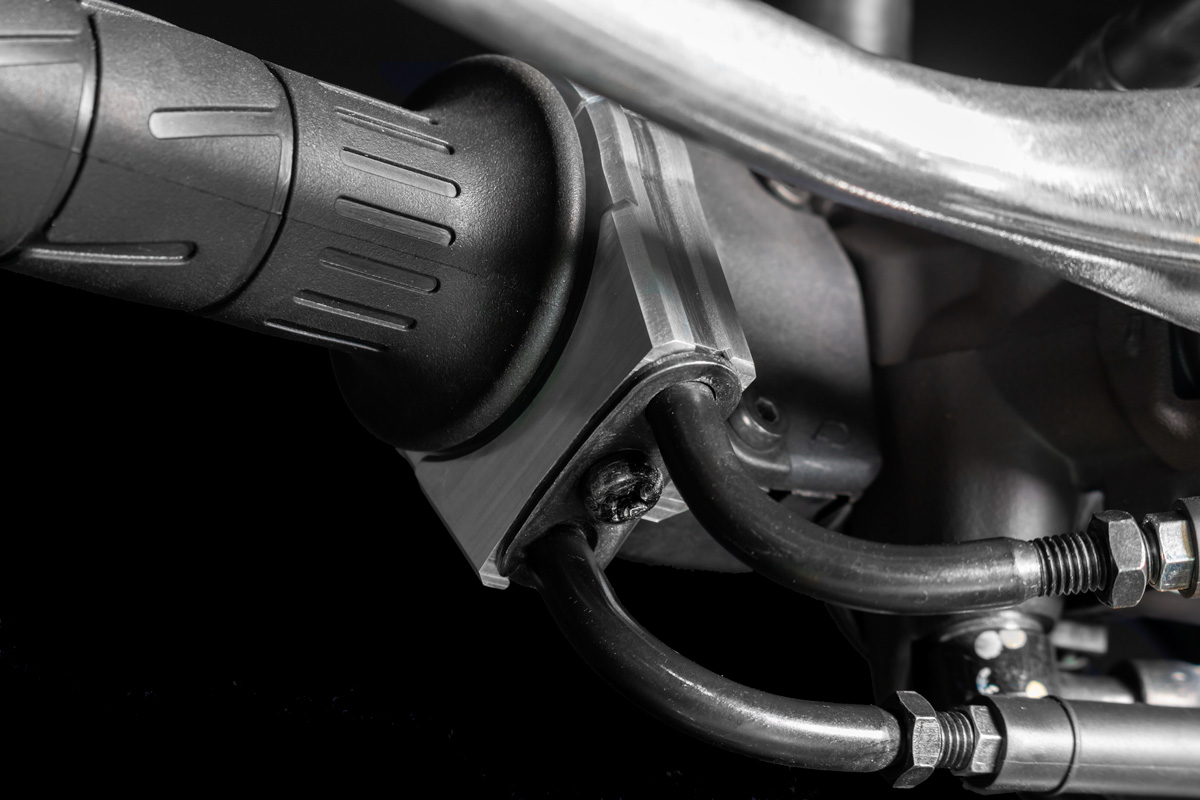 ≪Z900RS専用 スロットルホルダーの開発≫ | 開発情報 | ARCHI