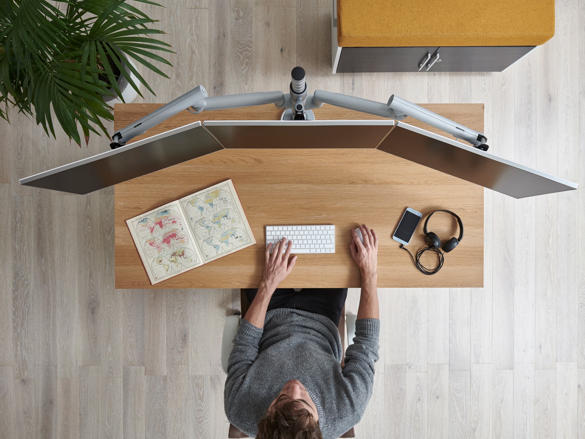 Flo Modular Dual モニターアーム - CBS（Colebrook Bosson Saunders