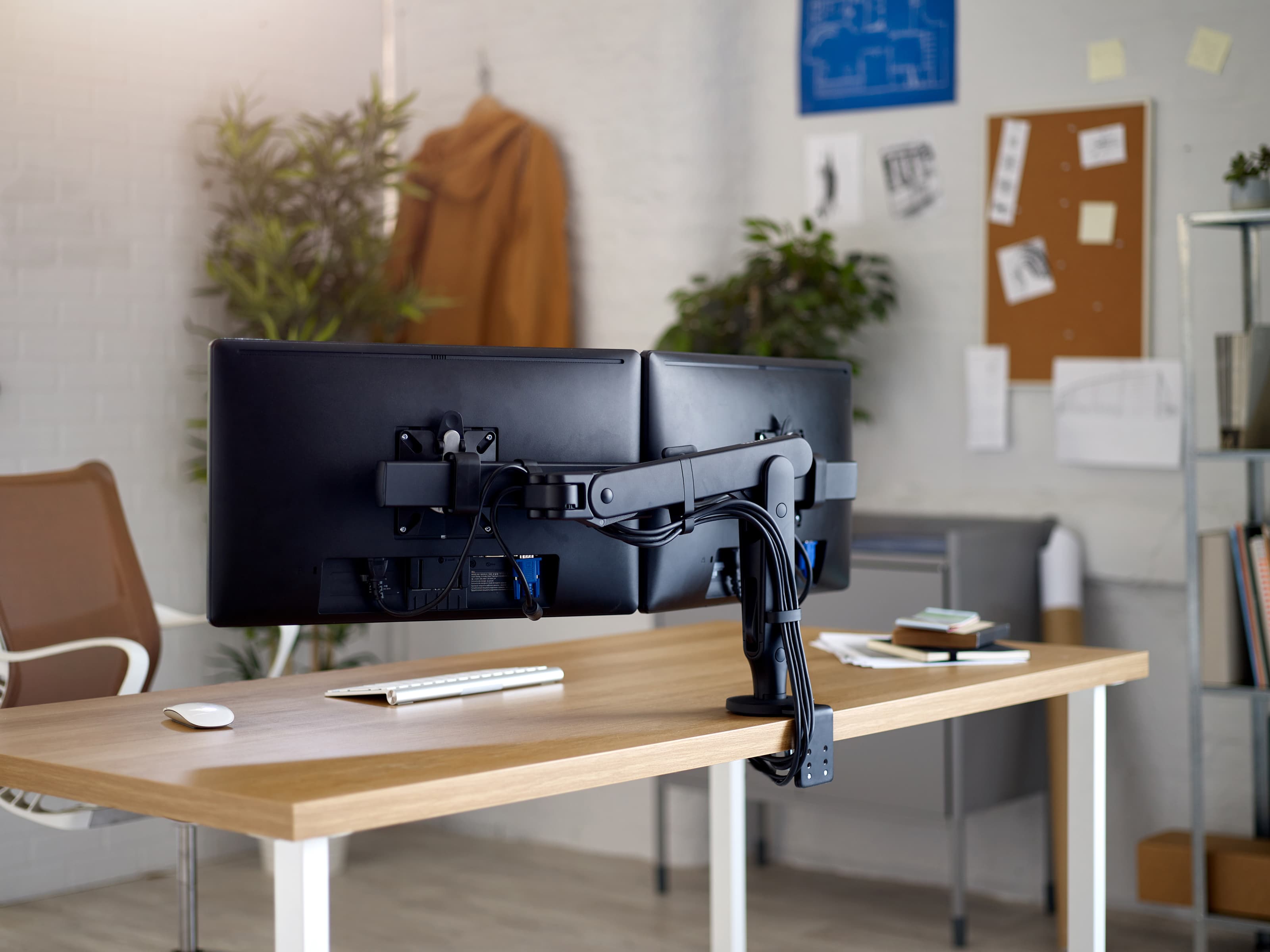 Ollin Dual Mount モニターアーム - CBS（Colebrook Bosson Saunders