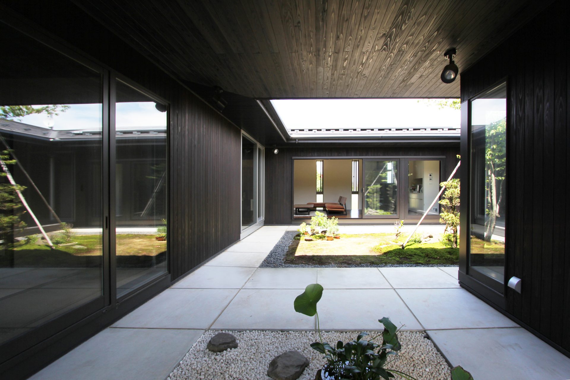 周辺環境と繋がる中庭の家／田園の平屋 - Archlife | 西和人一級建築士