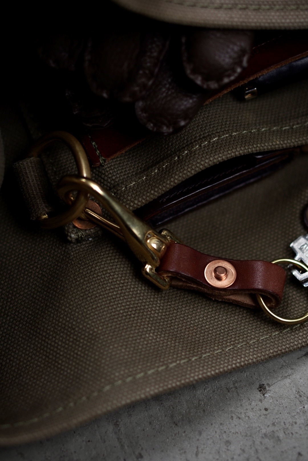 CHARLIE BORROW 5mm OAK Bark Full Grain Leather Belt、Key Clip